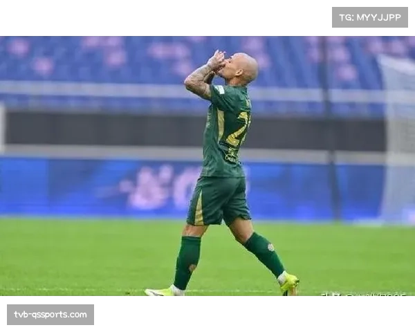 实时：马赛队获得点球，但主罚球员将球打高错失扳平良机